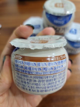 매일바이오 그릭요거트 오리지널 플레인 4개, 로스터리 커피믹스 4개 — 5점을 준 리뷰어가 2021년 12월 올린 사용 사진