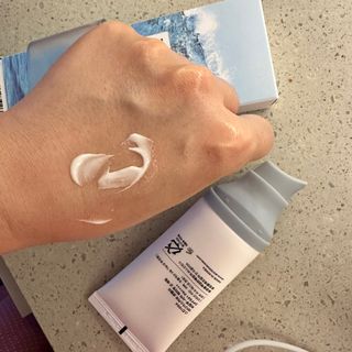 [스킨1004] 마다가스카르 센텔라 히알루-시카 워터핏 선세럼 50ml — 5점을 준 리뷰어가 2024년 5월 올린 사용 사진