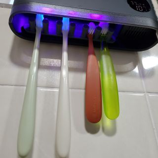 디하우트 랩 디하우트랩 UV 무선 칫솔살균기하루 8회 자동 살균 — 5점을 준 리뷰어가 2021년 11월 올린 사용 사진