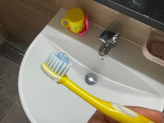 치과에서 쓰는 치약 _ 라벨제로 저불소 꼬마, 키즈, 유아, 베이비, 주니어 안전한 어린이치약 — 4점을 준 리뷰어가 2023년 2월 올린 사용 사진