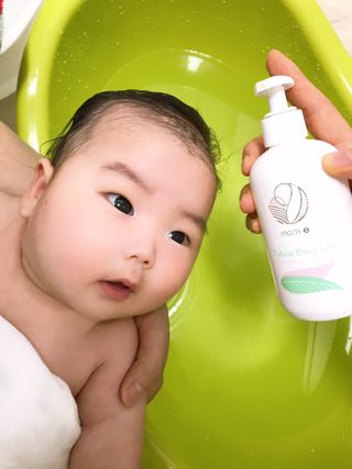 mom e 맘이 내추럴 베이비 케어 샴푸앤바스+로션 — 4.5점을 준 리뷰어가 2021년 1월 올린 사용 사진