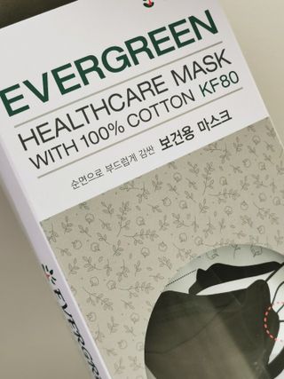 에버그린 순면 끈조절 KF80 마스크 - 화이트/블랙 컬러 대형 - 10매 — 4.5점을 준 리뷰어가 2021년 6월 올린 사용 사진