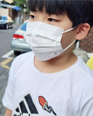 JHWORLD 스누피 마스크 정품 스누피 KF-AD 국내 비말차단 아동용 성인용 일회용 덴탈마스크 50매 — 5점을 준 리뷰어가 2021년 6월 올린 사용 사진