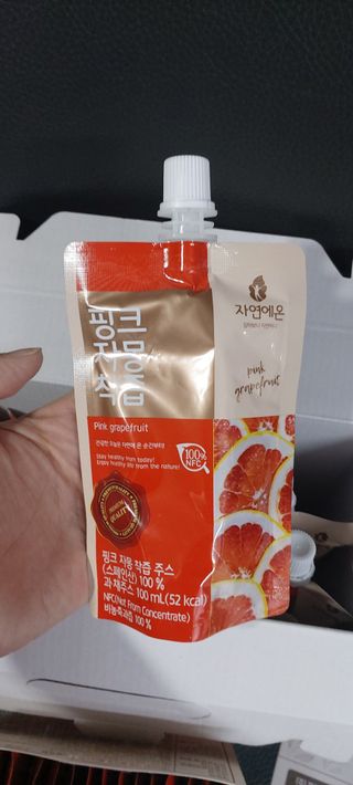 자연에온 핑크 자몽 착즙 100mL 10개입 1BOX +가 득담은 자몽 콜라겐 젤리스틱 1BOX — 4점을 준 리뷰어가 2021년 6월 올린 사용 사진