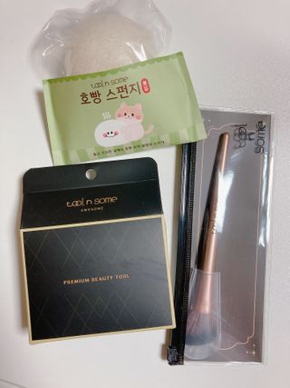 툴앤썸 로즈골드 에디션 치크or쉐딩 브러시+밀키 내추럴 스펀지+호빵 곤약 스펀지 — 5점을 준 리뷰어가 2021년 2월 올린 사용 사진