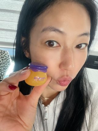 틱톡 [후르디아] 튼입술해결템 올리브영 블루베리 하이드레이팅 허니 립밤 — 5점을 준 리뷰어가 2023년 12월 올린 사용 사진