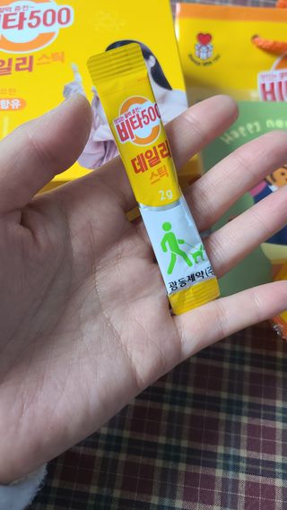 광동제약 [광동] 비타500데일리스틱 70포X2개 + 뚱랑이엽서 + 쇼핑백 증정 — 5점을 준 리뷰어가 2022년 1월 올린 사용 사진
