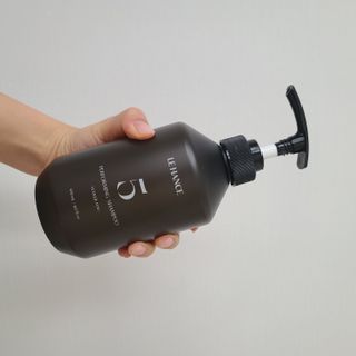 르핸스 퍼포밍 5 샴푸 비반트 포렛/베티버 포그 — 5점을 준 리뷰어가 2023년 2월 올린 사용 사진