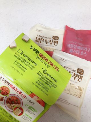 [풀무원] 식물성 저당질식 세트, 두부면 매콤라구파스타와 두부면 직화짜장 — 5점을 준 리뷰어가 2021년 3월 올린 사용 사진