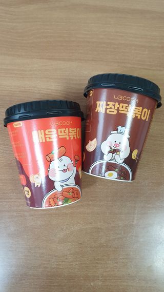 유비쿡 컵떡볶이 매운컵떡볶이2개/ 짜장컵떡볶이 2개  총 4개세트 — 5점을 준 리뷰어가 2021년 6월 올린 사용 사진