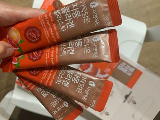 자연에온 핑크 자몽 착즙 100mL 10개입 1BOX +가 득담은 자몽 콜라겐 젤리스틱 1BOX — 5점을 준 리뷰어가 2021년 6월 올린 사용 사진