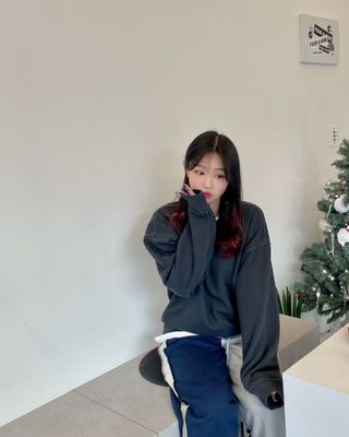 MAPLESYRUPFACTORY 메이플 피그먼트 맨투맨 8.COL — 5점을 준 리뷰어가 2023년 1월 올린 사용 사진
