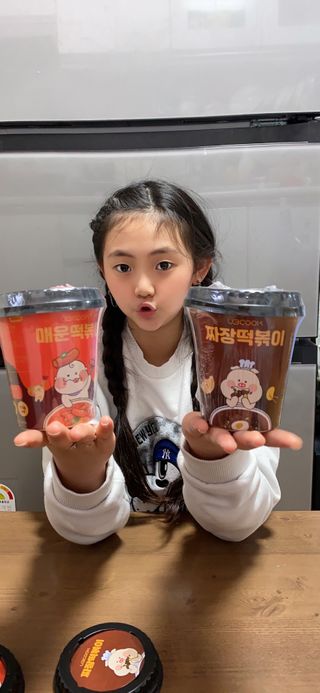 유비쿡 컵떡볶이 매운컵떡볶이2개/ 짜장컵떡볶이 2개  총 4개세트 — 5점을 준 리뷰어가 2021년 3월 올린 사용 사진