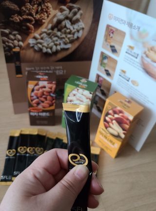 짜먹는 이지견과 짜먹는 이지아몬드, 짜먹는 이지허니피넛, 짜먹는 이지캐슈넛 각 10g X  10포 — 4점을 준 리뷰어가 2021년 2월 올린 사용 사진