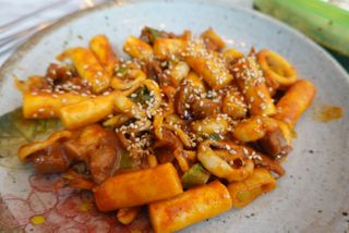 화끈한녀석들 새오똥400g 새우,오징어,똥집 볶음요리 소스,밀떡, 참기름 포함 — 5점을 준 리뷰어가 2022년 11월 올린 사용 사진