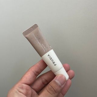 [후르디아] 올리브영 착한보습 비건 립버터 2종 — 5점을 준 리뷰어가 2023년 1월 올린 사용 사진