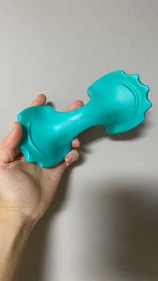 힐니스북 [힐마이넥]   거북목 통증완화를 위한 휴대용 목 안마기 — 5점을 준 리뷰어가 2022년 12월 올린 사용 사진