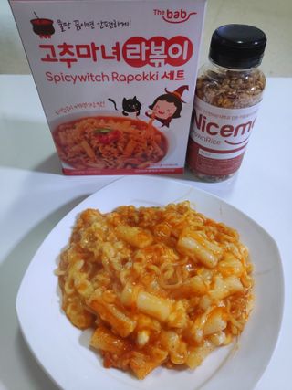 더밥  고추마녀 라볶이 +  나이스미 무설탕 현미후레이크 — 4.5점을 준 리뷰어가 2021년 10월 올린 사용 사진