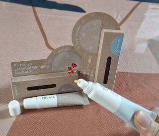 [후르디아] 올리브영 착한보습 비건 립버터 2종 — 5점을 준 리뷰어가 2023년 1월 올린 사용 사진