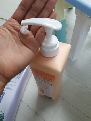 [과일나라] 바세린 모이스처 바디로션 1000ml 2종 — 5점을 준 리뷰어가 2021년 10월 올린 사용 사진