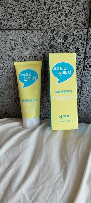 IO 아이오 오늘도 넌 눈부셔 - 데일리 스크럽 클렌징폼 — 5점을 준 리뷰어가 2021년 2월 올린 사용 사진