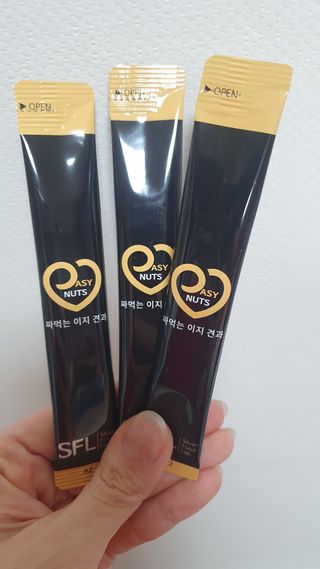 짜먹는 이지견과 짜먹는 이지아몬드, 짜먹는 이지허니피넛, 짜먹는 이지캐슈넛 각 10g X  10포 — 5점을 준 리뷰어가 2021년 2월 올린 사용 사진