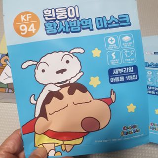 [숨그림]  덴탈마스크 짱구 우리아이 그리고 내가 쓰는 믿을수있는 케릭터 마스크  16종 — 5점을 준 리뷰어가 2021년 10월 올린 사용 사진