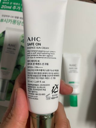 [AHC] 세이프온 에센스 선크림 올리브영 스페셜 증정 기획세트 — 4점을 준 리뷰어가 2022년 6월 올린 사용 사진