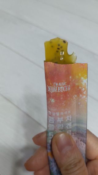 엘리샤코이 아임얼라이브 콤부차 콜라겐 506 스틱젤리 패션프루트 — 5점을 준 리뷰어가 2021년 12월 올린 사용 사진