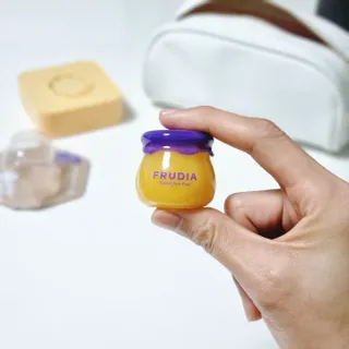 틱톡 [후르디아] 튼입술해결템 올리브영 블루베리 하이드레이팅 허니 립밤 — 5점을 준 리뷰어가 2023년 12월 올린 사용 사진