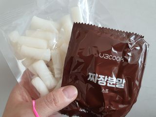 유비쿡 컵떡볶이 매운컵떡볶이2개/ 짜장컵떡볶이 2개  총 4개세트 — 5점을 준 리뷰어가 2021년 2월 올린 사용 사진