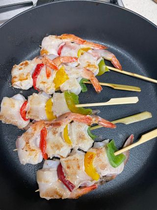 [다물꼬치] 삼겹새우롤꼬치 5개입 350g  + 데리야끼소스 120g + 매운고추소스 120g — 4.5점을 준 리뷰어가 2021년 11월 올린 사용 사진