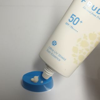 틱톡 [후르디아] 백탁NO! 화잘먹 수분광 선 에센스✨ — 4점을 준 리뷰어가 2023년 5월 올린 사용 사진