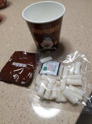 유비쿡 컵떡볶이 매운컵떡볶이2개/ 짜장컵떡볶이 2개  총 4개세트 — 5점을 준 리뷰어가 2021년 2월 올린 사용 사진