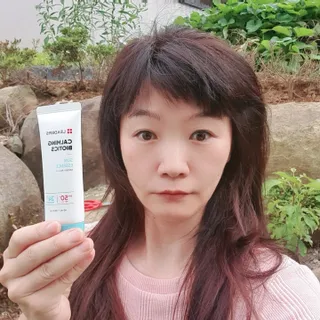 리더스코스메틱 리더스 카밍 바이오틱스 선 에센스 SPF 50+ PA++++ — 5점을 준 리뷰어가 2022년 8월 올린 사용 사진