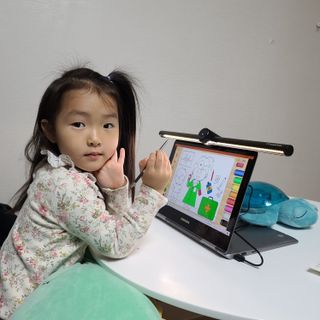 TOMO GRAPHY 나 있을땐 환한 조명 나 없을땐 확실한 살균 ★ DESK LIGHT & STERILIZER [ON] ★ — 5점을 준 리뷰어가 2022년 1월 올린 사용 사진