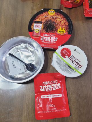 [서울시스터즈] CU 김치 4총사 세트-김치볶음밥, 김치큐브닭, 김치바삭김, 김치아몬드 — 4점을 준 리뷰어가 2021년 10월 올린 사용 사진