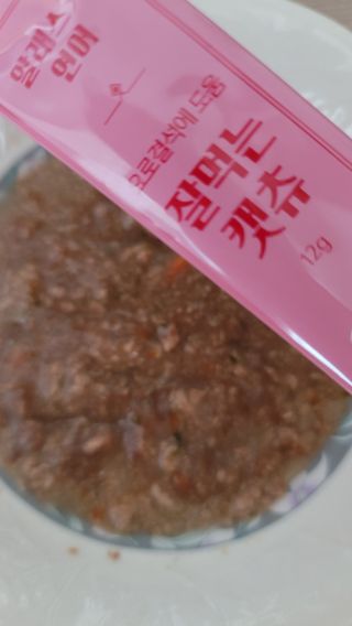 페페로니 잘 먹는 캣츄 - 무항생제 닭고기 12개 + 알래스카 연어 12개 — 5점을 준 리뷰어가 2021년 7월 올린 사용 사진