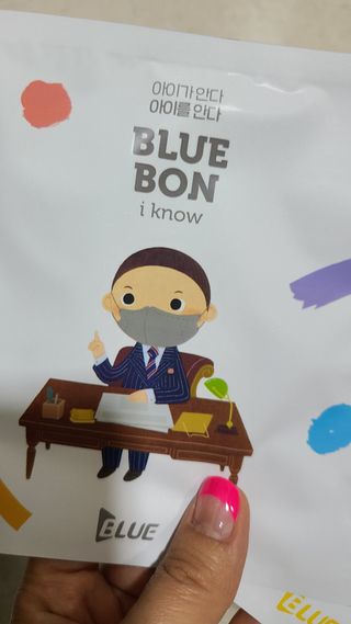 [블루 본 아이노우] 유아용 컬러마스크 40 PCS SET 2중 택 1 — 5점을 준 리뷰어가 2021년 4월 올린 사용 사진