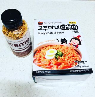 더밥  고추마녀 라볶이 +  나이스미 무설탕 현미후레이크 — 5점을 준 리뷰어가 2021년 10월 올린 사용 사진