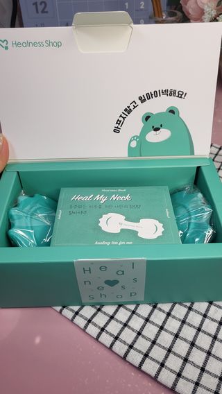 힐니스북 [힐마이넥]   거북목 통증완화를 위한 휴대용 목 안마기 — 5점을 준 리뷰어가 2022년 12월 올린 사용 사진