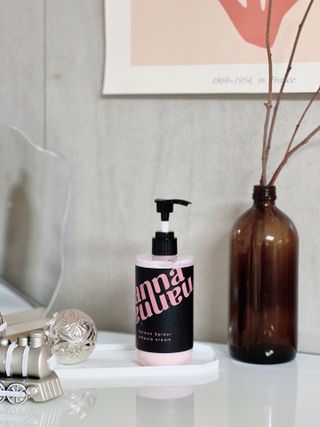 난나 살몬 스파이더 검버섯 미백 톤업 화이트닝 연어 앰플 크림 300ml 대용량 — 5점을 준 리뷰어가 2022년 11월 올린 사용 사진