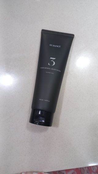 르핸스 퍼포밍 3 바디워시 비반트포렛/베티버포그 — 5점을 준 리뷰어가 2023년 3월 올린 사용 사진