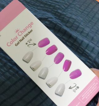 [네일가게] 햇빛에 닿으면 색이 변하는 신기한 햇살 반전 네일스티커 — 5점을 준 리뷰어가 2021년 8월 올린 사용 사진