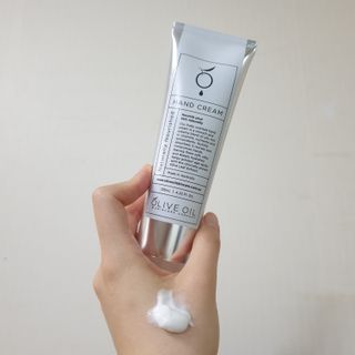 올리브 오일 스킨케어 컴퍼니 [OOSC] 보송보송한 내추럴리 너리시드 핸드크림 125ml — 5점을 준 리뷰어가 2021년 5월 올린 사용 사진