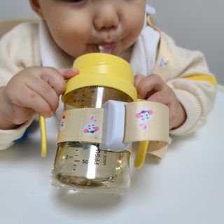 유비맘 젖병 빨대컵 다용도 홀더 1+1 _ 컬러 랜덤 발송 — 3.5점을 준 리뷰어가 2020년 12월 올린 사용 사진