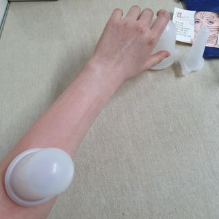 메디미케이알 커핑테라피 실리콘부항마사지 리프팅 페이스+바디 안티 셀룰 라이트 6pcs — 3점을 준 리뷰어가 2021년 2월 올린 사용 사진