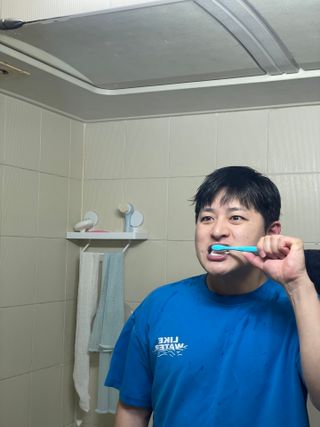 펙트럼 안티박 프리미엄 칫솔 8개입 — 5점을 준 리뷰어가 2023년 12월 올린 사용 사진