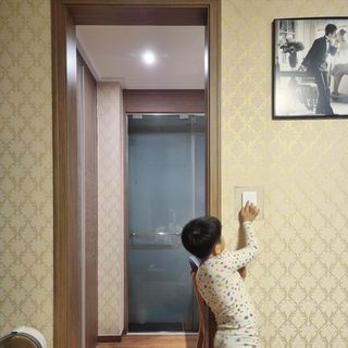 아카라 조명 스위치를 누워서 끄는 방법 (스마트 조명 스위치 2구 + 무선 리모트 스위치 1구 T1, 스마트 허브 E1) — 4.5점을 준 리뷰어가 2021년 11월 올린 사용 사진