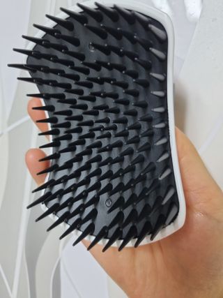 온가족 시원한샴푸 깨끗한두피 샴푸브러쉬 두피스케일링 히트팡블랙에디션 — 5점을 준 리뷰어가 2021년 8월 올린 사용 사진